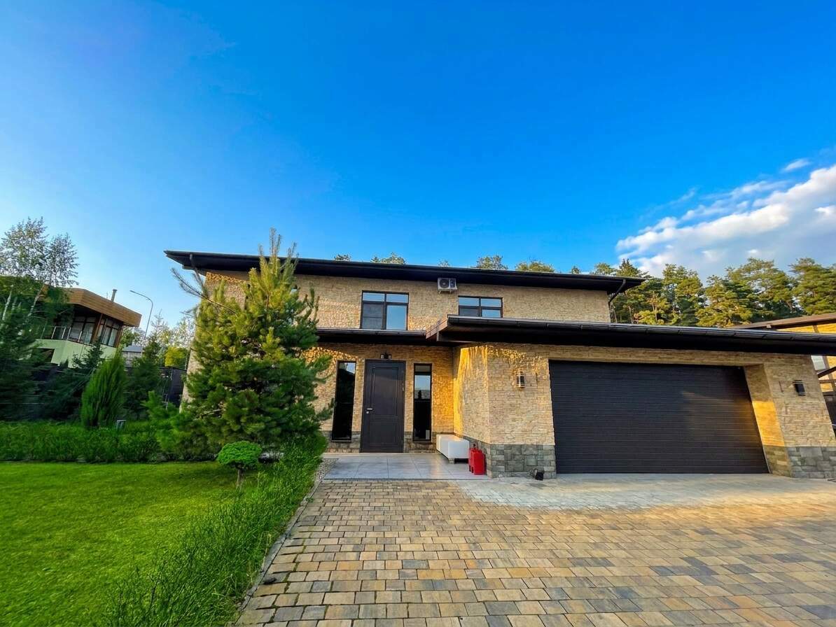 Дом · 362.9 м² · 4 комн. — деревня Веледниково, Новая улица, 1