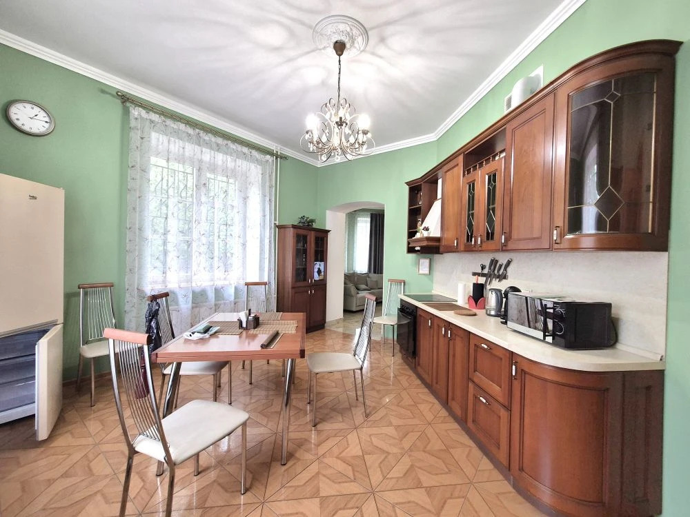 Дом, 300 м², 7 комн.